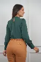 blusa de mujer-mariela-verde botela-large-tela santin plus-pantalon de vestir-azahara-camello.webp